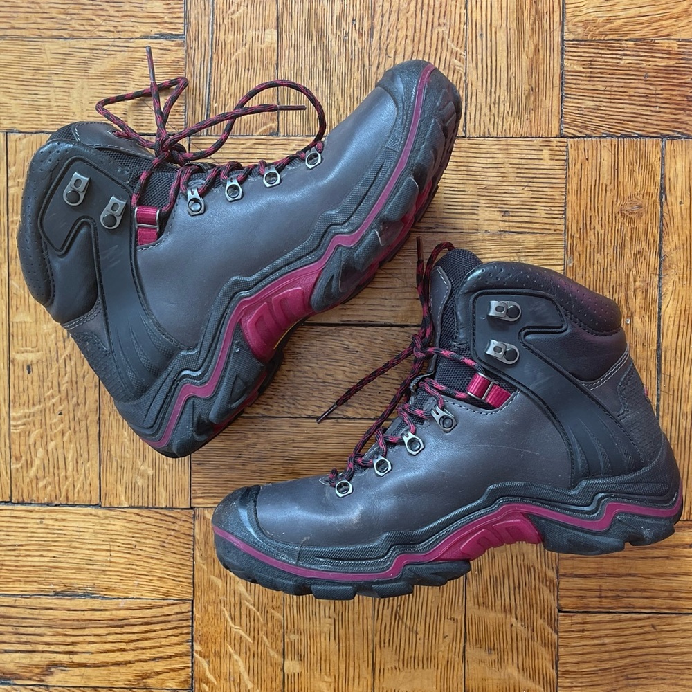 KEEN leather waterproof black/grey/pink womens boot size: 7